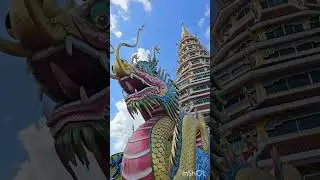 Famoso Templo Blanco de Chiang Rai, Tailandia, con extras como el Templo Dorado, el Azul y el Tem...