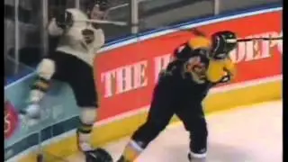 Hockeyfighters.cz  Kyle Neuber vs Zac Rinaldo.wmv