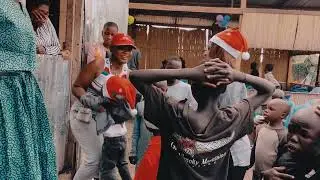 Un geste un sourire pour les enfants dans la rue au nom de Jesus Christ . 