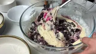 If you have a little cherry, you can make this cake in 2 minutes