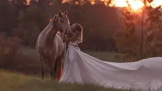 Flying dress blanche et un cheval - Am&eacute;lia Garde Photographe