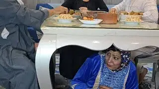 منـ ع امه تقعد تاكل معها على السفره وقاعدها تحـ ت السفره معقول في كده