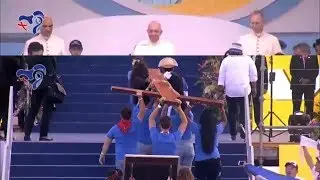 Youth displaying WYD Cross and Marian Icon at the main stage of WYD2019, Panama