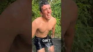 Новичок окунается в холодную воду с температурой 29 градусов 🥶