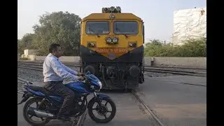 NEAR MISS !!! BIKERS AT BIKANER UNMANNED RAILWAY CROSSING - RANI BAZAR - ACCIDENT AVERTED