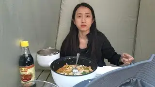 床车旅行终于拓展了小小电车的生存空间，逛完史上人最多的博物馆，帐篷里煮美味螺蛳粉吃