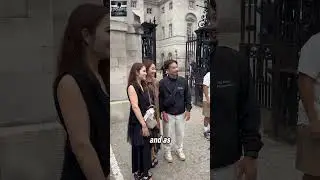Japanese Tourists Show true Respect to the King&rsquo;s Guard 🇯🇵