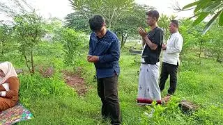 ZIARAH KE MAKAM DI DESA GANDAMEKAR 