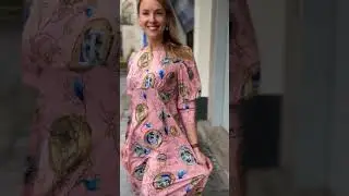 Das Kleid ist ein elegantes, rosa gemustert, 100 % Viskose, ALI by Katrin, made in Georgia, one size