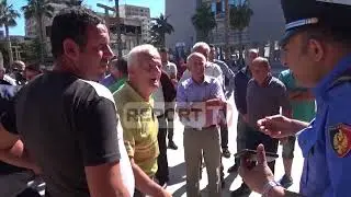Durr&euml;s, Katundi i Ri protest&euml; p&euml;r p&euml;rmbytjet, banor&euml;t tentojn&euml; t&euml; futen n&euml; bashki me forc&euml;