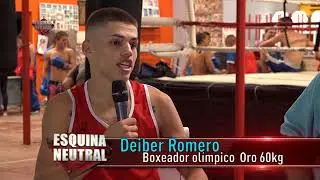 Los juveniles con orgullo se pusieron los guantes -Esquina Neutral