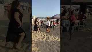 Aquí bailando en Acapulco playa la condesa con lady quesadillas En Acapulco 