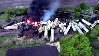 Usa, treno merci deraglia e prende fuoco in Iowa: le impressionanti immagini dal drone