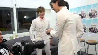Video: B1A4 takes a very keen interest at Johnny's brand new phone