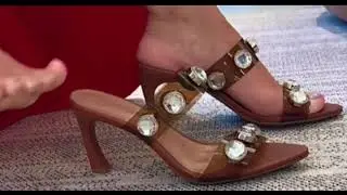 a woman who wears pristine, flat Oxfords. No one questions her polish@Latinoheels 