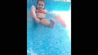 brincando na piscina com minha boneca 😍