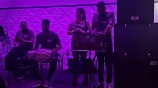 BIDJUR BADJE &THAAR GORI BY SONYA MET BHAITAK FRIENDS ALS GASTZANGERES MOCHT IK MEEZINGEN MET HUN