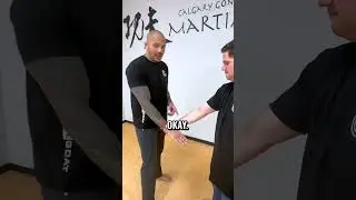 Отразите захват запястья крест-накрест!