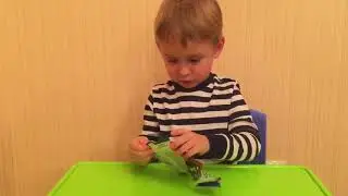 Open and try a new chocolate. Открываем и пробуем новую шоколадку Вин Вин. Ням ням.