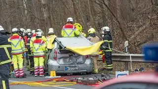23.12.2021 - Auffahrunfall zwischen Sattelzug und PKW - Feuerwehr befreit Insassen