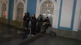 Уличные музыканты Питер Женя, Лера NotBerry и Влада на Невском 21 февраля - Zombie