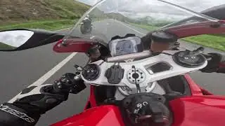 Subida en el Lagodromo Ducati Panigale V4 vs BMW S1000r 