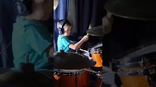 6y old kid leaning to play drums =  cover Nickelback  Rockstar