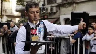No spillages please! waiters race in Argentina