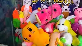 Надила распаковывает гигантских кукол! В деревенском автомате так весело!
