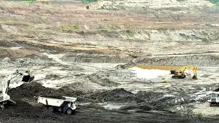 Liebherr R9150 and SuperTruck LoadPro X60 Coal Getting