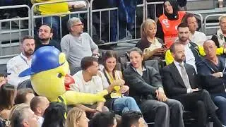 Maskot Yellow, ma&ccedil;ı izleyen voleybol takımının İtalyan pas&ouml;r&uuml; Alessia Orro'ya atkı hediye eder