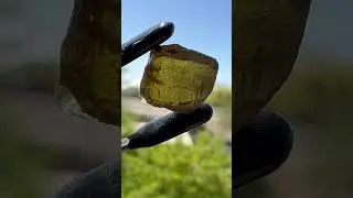 22205-sphene-rough-madagascar-8.45-ct-ravenstein