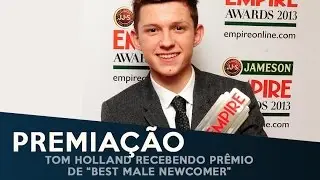 Tom Holland recebendo pr&ecirc;mio de 