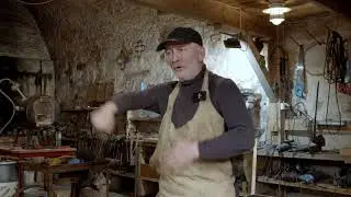 Mestersmed Jens-Erik Wielsgaard Langstrand i smia si på Fredriksten Festning