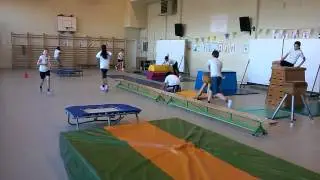 Les sprongen mini-trampoline en springplank GO! De School Heffel