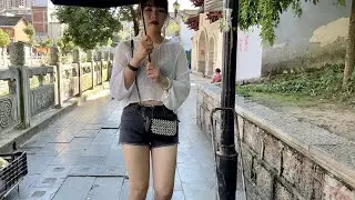 充滿歷史記憶的民國古街，老房子被徵收成公房。一地的農民工，打牌打發時間