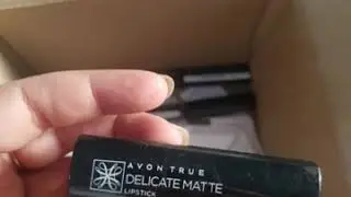 avon true color delicate matte كل الدرجات