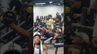 Не может быть, чтобы этот старик в спортзале поднимал такие тяжести.