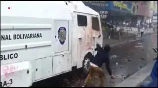 Guarimbas en Venezuela, marcha d la oposici&oacute;n, atacan ballena d ella PNB.