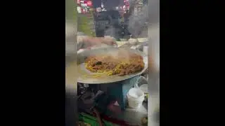 Amritsari kulcha🥘 📍gurgaon. #gurgaon #kulcha #foodlovers #foodblogger #shorts #streetfoodindia