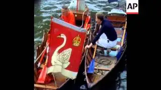 CAN 002 COUNTING OF THE QUEEN'S SWANS ON THE RIVER THAMES