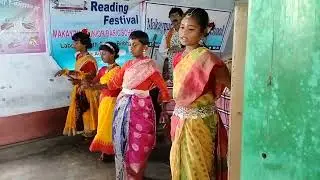 হলুদ গাঁদার ফুল রাঙা পলাশফুল। নৃত্য পরিবেশনা মাকাইপুর নিম্নবুনিয়াদী বিদ্যালয়।