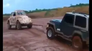 Fusca endemoniado humilha Jeep no barro