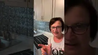 Демонстрация того, как наносить на фасад искусственную жестяную плитку для фартука