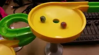 ОГРОМНАЯ гонка 1 на 1 на 2-этажном шариковом забеге!