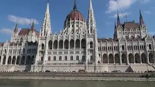Boat tour to see Hungarian Parliament Building