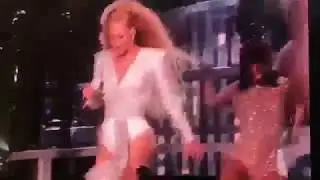 Beyonc&eacute; and Solange falling at Coachella
