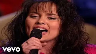 Bill & Gloria Gaither - Jesus Loves Me [Live] ft. Jackie Harling