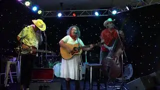 The Cartwheels are Golden Guitar winners Wendy Phypers & Dave Patterson.video C0056