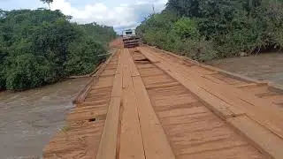 Ponte de madeira muito grande  sobre o rio Teles Pires. Mato Grosso 